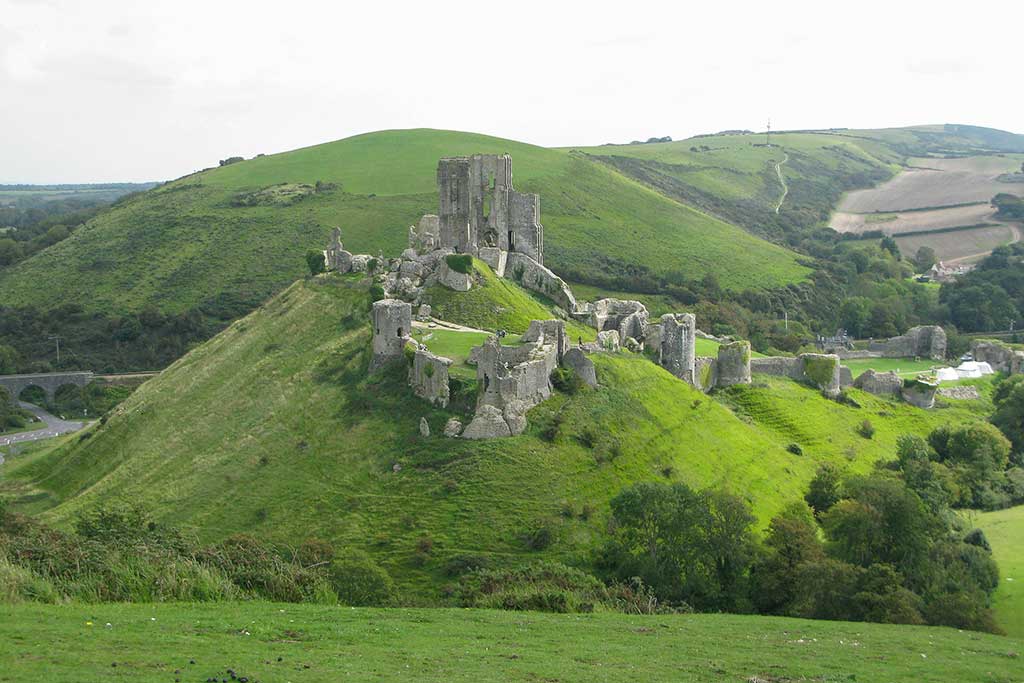 Corfe Castle - Visitor Information, Quick History & Photos  Dorset Guide